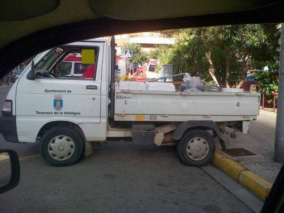 La furgoneta del Ayuntamiento de Tavernes, con las analíticas, a las puertas del hospital de Gandia. :: lp