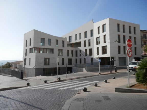 El edificio del Portal del Clot de Xàbia, que lleva años vacío. :: R. G.