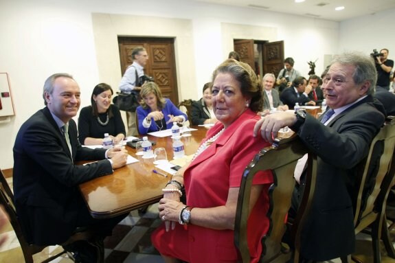 Imagen de la reunión en la que se firmó el plan de empleo. :: i. marsilla