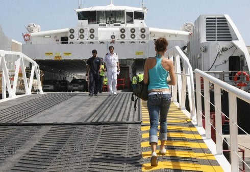 Una viajera entra en una barco de Trasmediterránea. :: EFE / M. Lorenzo