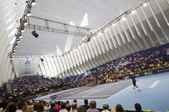 Verdasco golpea ayer durante el partido contra Mayer en el Ágora. :: damián torres