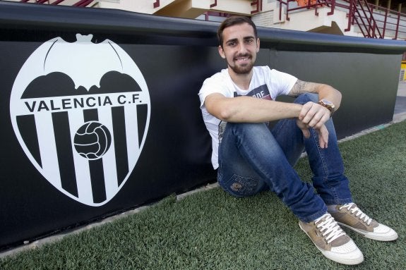 Paco Alcácer posa para la entrevista en la ciudad deportiva de Paterna. :: damián torres