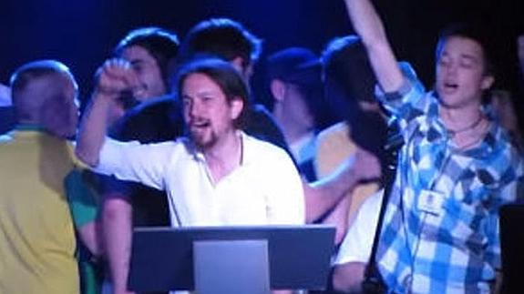 Pablo Iglesias canta La Internacional en la gala de La Tuerka 2012