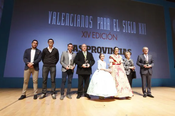 Los galardonados con los Premios Valencianos para el siglo XXI, ayer, al finalizar la entrega de las distinciones, sobre el escenario del Palau de les Arts. :: Jesús Signes