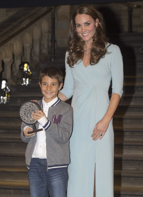 La duquesa de Cambridge entregó el premio a Carlos. :: reuters