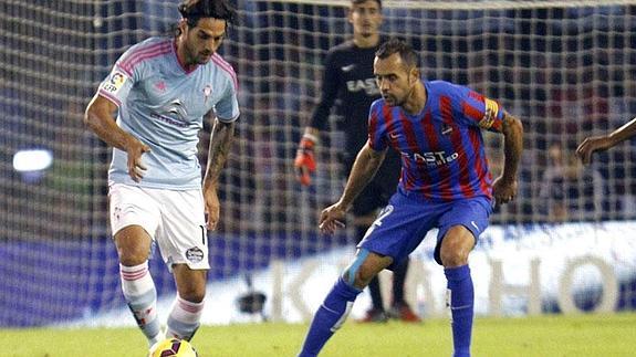 Juanfran acecha a Larrivey, autor de dos goles en el Celta-Levante.