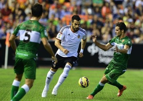 Negredo conduce el balón durante el partido de ayer. :: AFP PHOTO / JOSE JORDAN