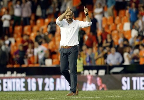 Nuno agradece el apoyo a la afición. :: EFE/Juan Carlos Cárdenas