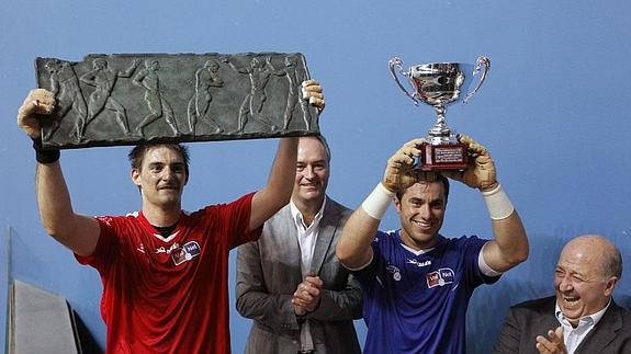 Sorro III, de rojo, con el trofeo que ha ganado en propiedad.