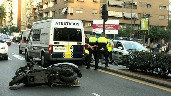 La moto siniestrada en el cruce entre Peris y Valero y General Urrutia