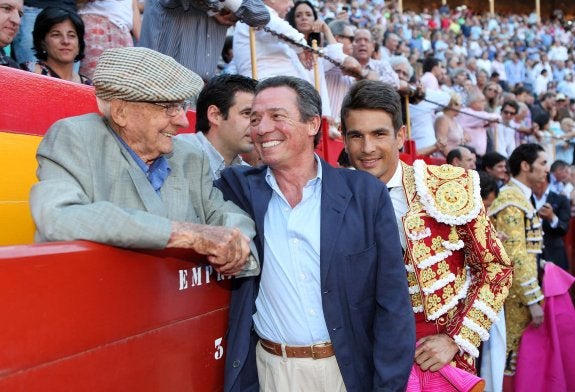 Encuentro en Hogueras. Tres generaciones de Manzanares en el callejón de la plaza de Alicante. :: templaíto