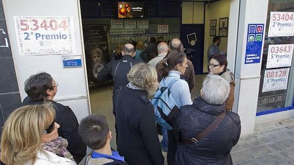 Colas para cobrar premios o comprar décimos, en una administración de Manises agraciada con un segundo premio y dos quintos en 2011.