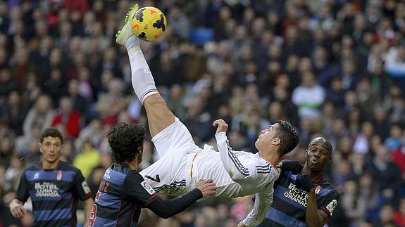 Los jugadores del Granada observan una chilena de Cristiano Ronaldo.
