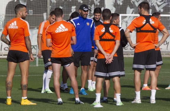 Nuno da instrucciones a sus jugadores durante un entrenamiento en la ciudad deportiva de Paterna. :: d.torres