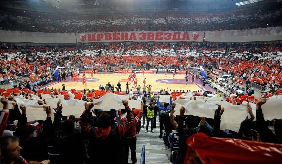 Ambientazo en el Kombank Arena en el Estrella Roja-Unics Kazan, en la semifinal de la Eurocup 2014-14.