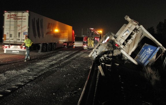 Uno de los camiones implicados en el accidente ocurrido en Manises. :: jesús signes