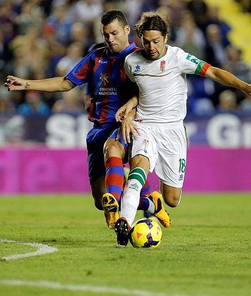 Navarro pugna con Iturra en el partido contra el Granada.