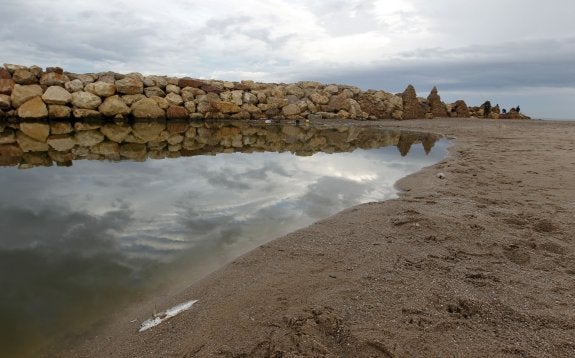 Una de las golas de la Albufera, con la salida cegada al mar por el bajo nivel de agua. :: jesús signes