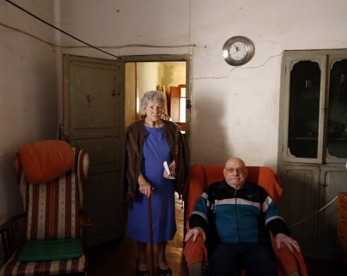 Josefa Martí, con su marido, en su casa de Mislata. :: manuel molines