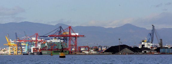 Buques atracados en una terminal de contenedores del Puerto de Valencia. :: jesús signes