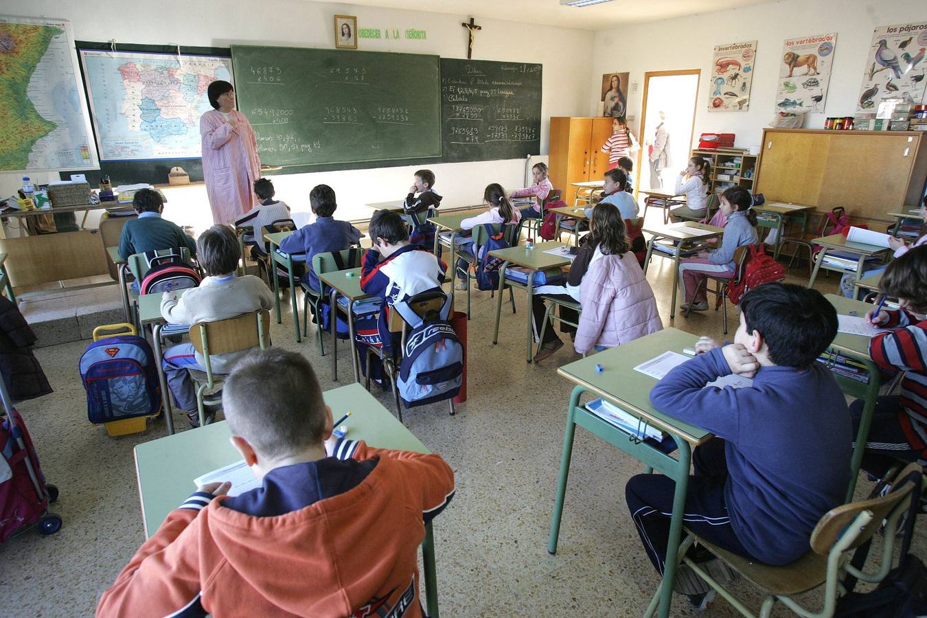 Una profesora da clases en un colegio de Valencia.
