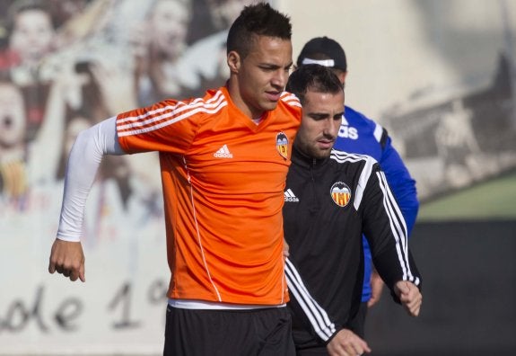 Rodrigo y Alcácer, en el entrenamiento de ayer en la ciudad deportiva de Paterna. :: damián torres