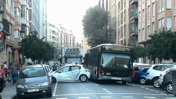 Accidente entre un autobús de la EMT y un coche en la calle Sagunto