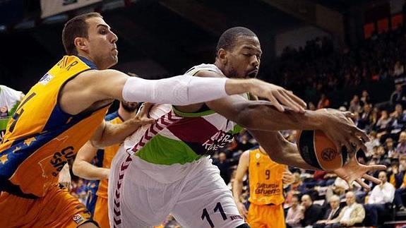 Pablo Aguilar disputa un balón a Lamont Hamilton en el Valencia Basket-Laboral Kutxa.