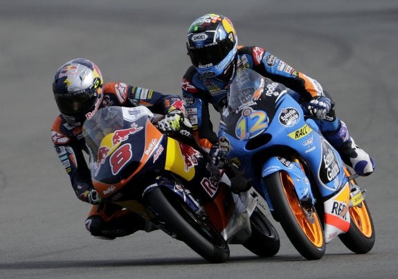 Miller y Márquez, un un tenso momento de la carrera de Moto3. :: REUTERS/Heino Kalis