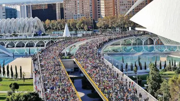 Miles de atletas, en el Maratón de Valencia. 