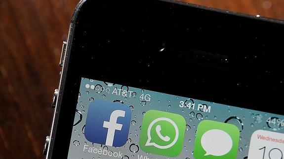 Los timadores se aprovechan del 'doble check azul' de Whatsapp