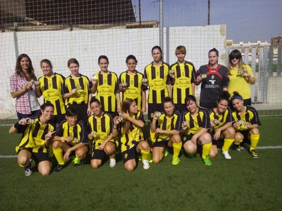 Las chicas del Real de Gandia CF, antes de comenzar un partido. :: lp