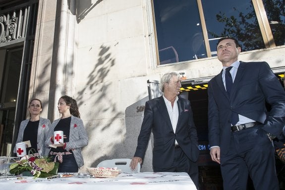 Amadeo Salvo y Juan Sol, ayer en la mesa que instaló el Valencia en apoyo a la Cruz Roja. :: jesús montañana