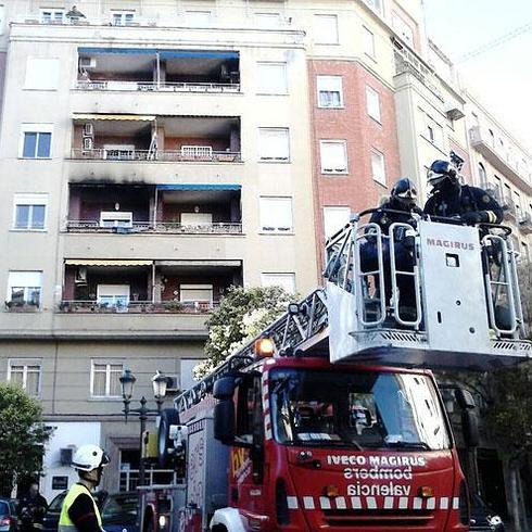 Un camión de bomberos, ante la finca donde se ha producido el fuego.