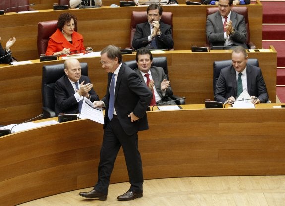 El conseller de Hacienda, ayer, en el pleno de Les Corts. :: irene marsilla