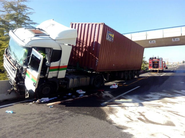 Cortan tres horas la A-3 por un accidente de camión