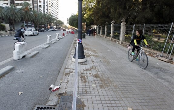 Obras de instalación de la nueva señalización en el carril bici en la calle General Elio. :: jesús signes