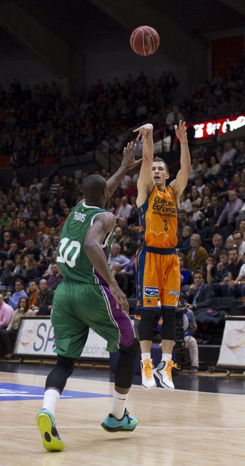 Nedovic lanza a canasta ante Will Thomas. :: acbmedia