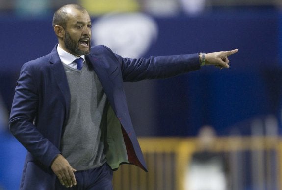 Nuno, dando instrucciones a sus hombres durante el derbi. :: damián torres