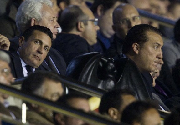 Amadeo Salvo y Quico Catalá, ayer, en el palco del Ciutat de València. :: damián torres
