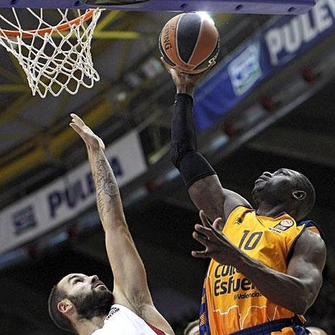 Sato, en un partido de Euroliga ante el Olympiacos.