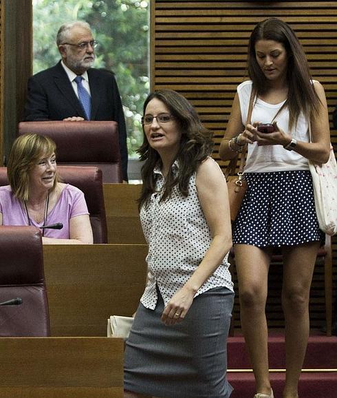 Mónica Oltra, en su vuelta a Les Corts tras ser sancionada.