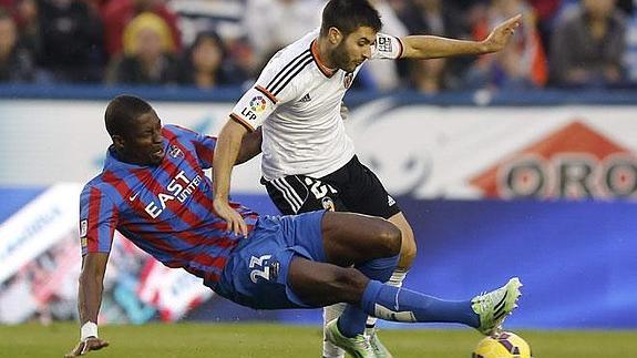 Diop, en una acción con Carles Gil, 