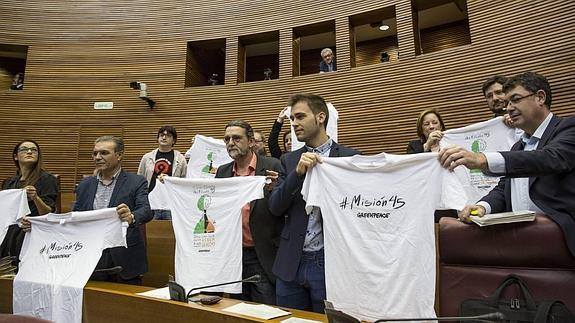 Los diputados de Compromís y Esquerra Unida en Les Corts Valencianes han mostrado hoy en el hemiciclo camisetas de la campaña de Greenpeace en defensa del artículo 45 de la Constitución. 