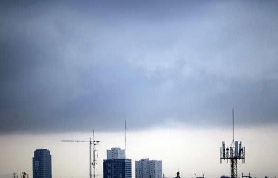 Un manto de nubes, en la tarde de ayer, a las puertas de la ciudad de Valencia. :: txema rodríguez