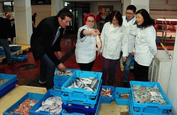 Varios restauradores de Xàbia en su visita a la lonja de pescado a mediados de semana. :: I. R.