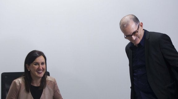 La consellera María José Català y José Miguel G. Cortés, ayer, momentos antes de que comenzara el consejo rector del IVAM. :: damián torres