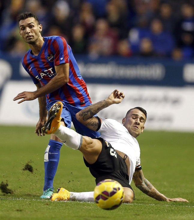 Otamendi, en el suelo, en el partido frente al Levante. 