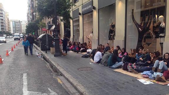 Los fans de Melendi obligan a cortar un carril en San Vicente