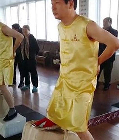 Un hombre en China levanta 80 kg de ladrillos con los testículos.